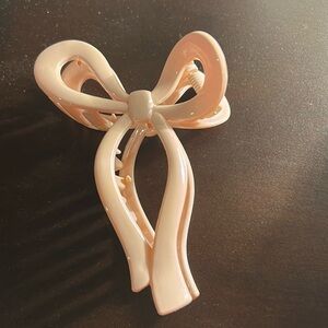 NWOT - Light Pink Bow Hair Claw